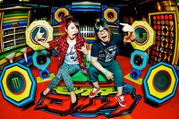 「モンスターロック」のMCを務めるナヲ（左）とダイスケはん（右）。