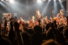 The Birthday「BLOOD AND LOVE CIRCUS TOUR 2015-2016」初日公演の様子。（撮影：新保勇樹）