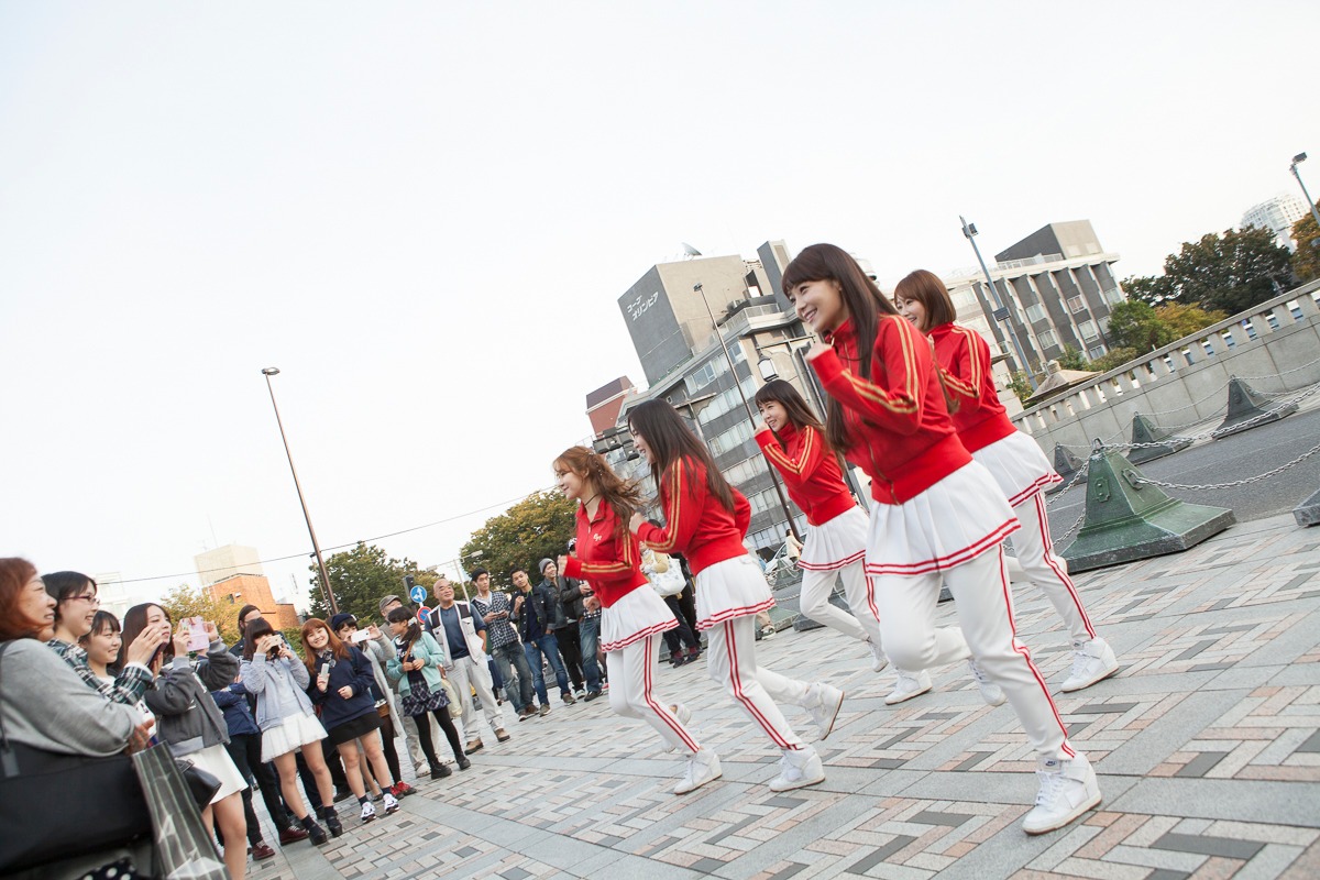 11月1日に東京・原宿 神宮橋にて行われたCRAYON POPによるライブの様子。（提供：ポニーキャニオン）