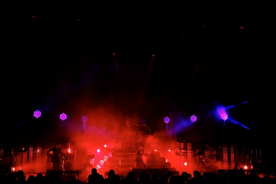 the GazettE「the GazettE LIVE TOUR 15 DOGMATIC -UN-」福島・郡山市民文化センター 中ホール公演の模様。（写真提供：ソニー・ミュージックレコーズ）