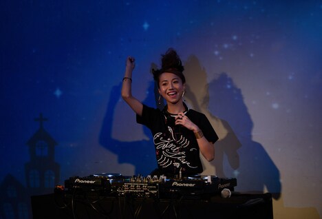 ハードロックやヘヴィメタル縛りでDJパフォーマンスを行うFaint★StarのHINA。(写真提供:agehasprings)