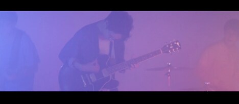 Turntable Films「Light Through」MVのワンシーン。