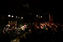 怒髪天のライブの様子。（撮影：渡邉一生）