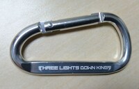 THREE LIGHTS DOWN KINGS「グロリアスデイズ」タワーレコード購入者特典のカラビナ裏面。