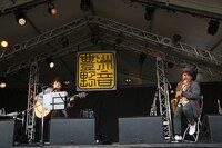 七尾旅人のパフォーマンスの様子。 （撮影：船橋岳大）