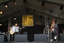 七尾旅人のパフォーマンスの様子。 （撮影：船橋岳大）