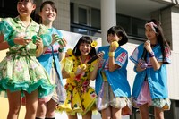 サインボールを手にしたときめき▽宣伝部×ばってん少女隊。（撮影：濱本英介）