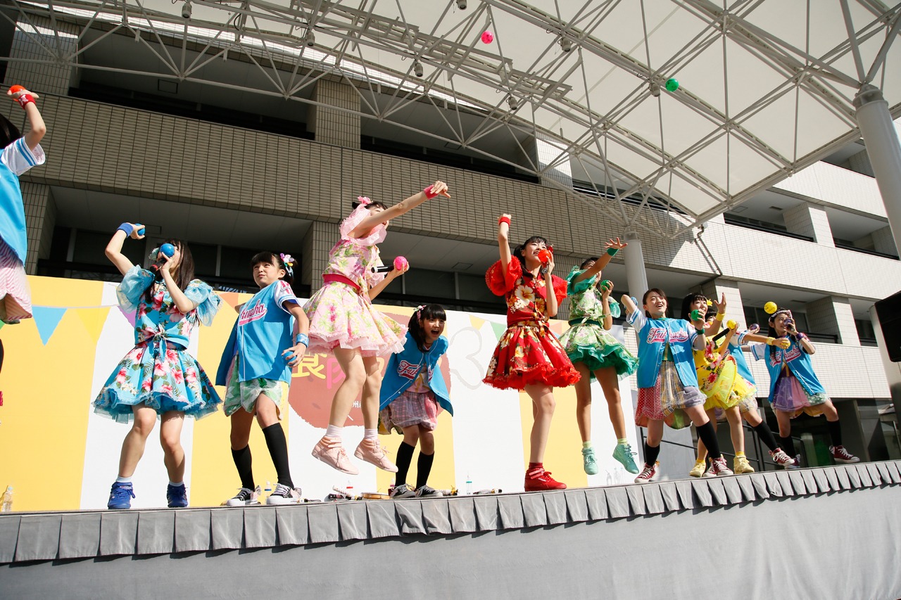 サインボールを客席に投げ込むときめき▽宣伝部×ばってん少女隊。（撮影：濱本英介）