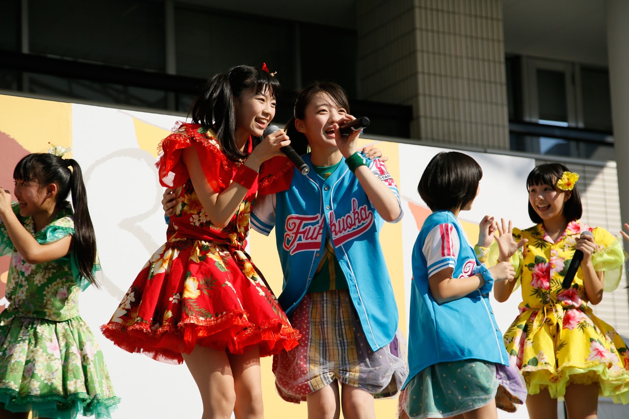 肩を組んで歌う坂井仁香（ときめき▽宣伝部）と希山愛（ばってん
