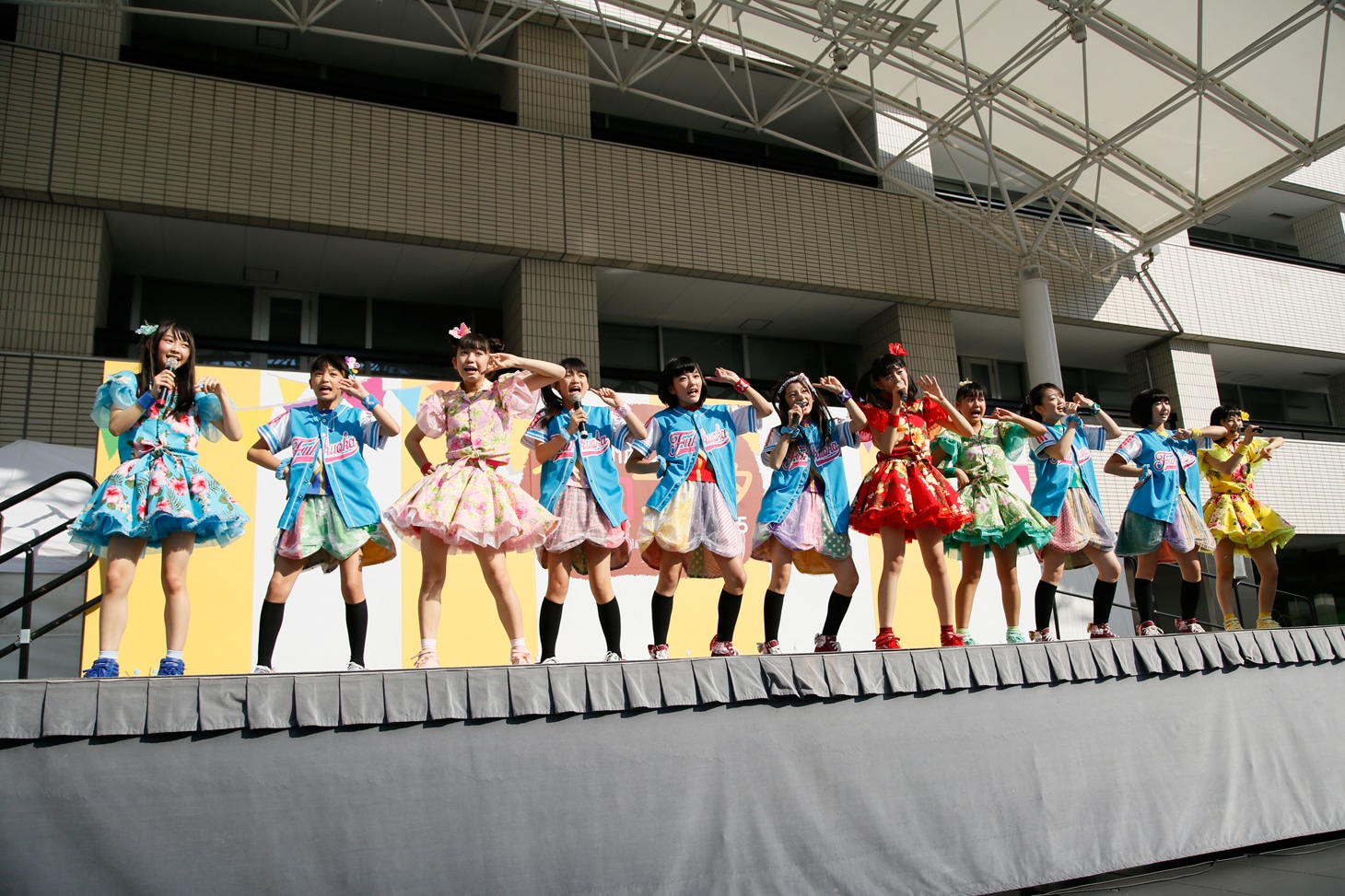 横一列に並んだときめき▽宣伝部×ばってん少女隊。（撮影：濱本英介）