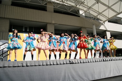 横一列に並んだときめき▽宣伝部×ばってん少女隊。（撮影：濱本英介）
