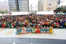 観客と記念撮影するときめき▽宣伝部×ばってん少女隊。（撮影：濱本英介）