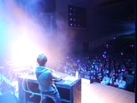 「『The PianO』marasy piano live 2015」ツアーの北海道・道新ホール公演より、maras kによるライブの様子。