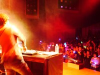 「『The PianO』marasy piano live 2015」ツアーの北海道・道新ホール公演より、maras kによるライブの様子。