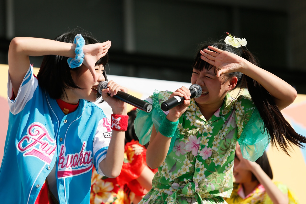 見つめ合う上田理子（ばってん少女隊）と吉川ひより（ときめき▽宣伝部）。