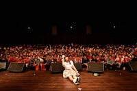 上坂すみれと同志諸君。（写真提供：キングレコード）