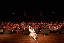 上坂すみれと同志諸君。（写真提供：キングレコード）