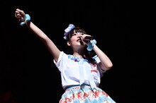 「生産！」「団結！」「反抑圧！」を三唱する上坂すみれ。（写真提供：キングレコード）