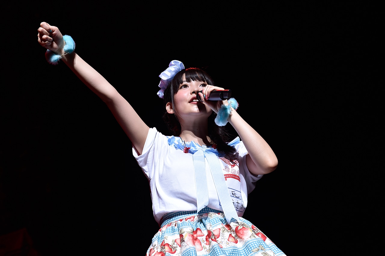 「生産！」「団結！」「反抑圧！」を三唱する上坂すみれ。（写真提供：キングレコード）