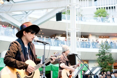 変装した姿で演奏する水野良樹（手前）、山下穂尊（奥）。（写真提供：EPICレコードジャパン）