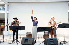 変装した姿で演奏するいきものがかり。（写真提供：EPICレコードジャパン）