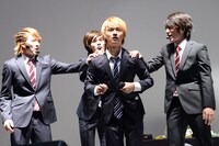 「クイズ！ 恋するキンコンカン！」のパフォーマンスの様子。