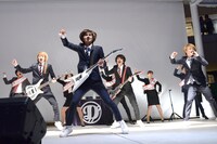 「俺たちルーキーズ」のパフォーマンスの様子。