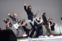 「俺たちルーキーズ」のパフォーマンスの様子。