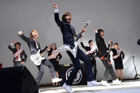 「俺たちルーキーズ」のパフォーマンスの様子。