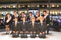 新入社員と写真撮影するDISH//（手前）。