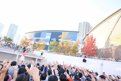 アーバンドックららぽーと豊洲でパフォーマンスをする武藤彩未。（撮影：笹森健一）