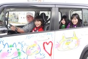 車に乗り込むももクロ＆川上マネージャー。(c)BS朝日