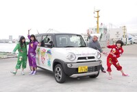 ももクロと川上マネージャー。(c)BS朝日