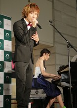 パフォーマンス中のUMI☆KUUNと松井咲子。（撮影：濱野智）