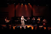 「櫻井有紀×YUKI 響演『独唱-悠久の檜舞台-』」のライブの様子。（写真提供：Airs' Rock）