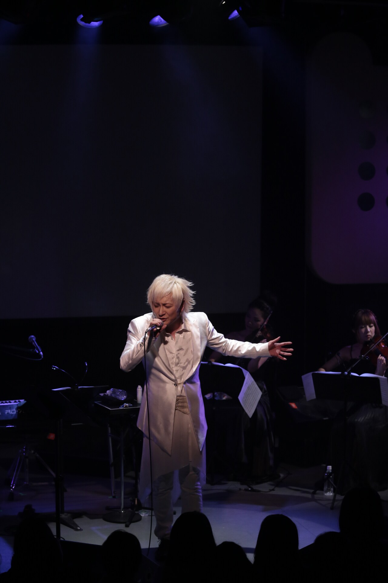 櫻井有紀×YUKI 響演『独唱-悠久の檜舞台-』」のライブの様子。（写真