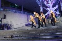 喜矢武のダンボールサックスを樽美酒が蹴飛ばしてしまい、4人であわてて拾いに向かう。