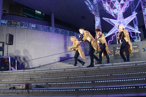 喜矢武のダンボールサックスを樽美酒が蹴飛ばしてしまい、4人であわてて拾いに向かう。