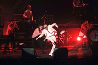 ラグビーボールを客席に蹴り入れるCLIEVY。（Photo by MITSU）