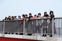 「しぇからしか！」ミュージックビデオ撮影時のワンシーン。 (c)AKS