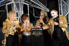 イルミネーションのスイッチを押すゴールデンボンバーの4人。