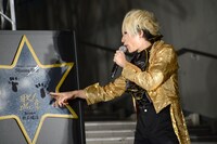 ふざけた足形が採用されたことに憤る歌広場淳。