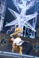 イルミネーションの下で華麗なサックスソロを披露する喜矢武豊。