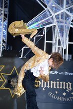 ソロを終えてお辞儀をする喜矢武豊。