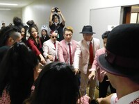 開演前の円陣の様子。（Photo by MITSU）