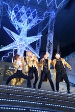 イルミネーションショーでのゴールデンボンバー。