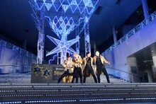 イルミネーションショーでのゴールデンボンバー。