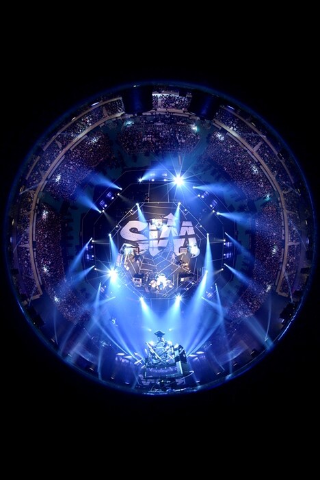 「SiM THE TOUR 2015 FiNAL -ONE MAN SHOW at BUDOKAN-」の様子。（撮影：半田安政[showcase]）