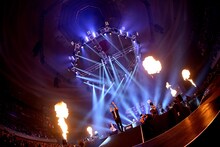 「SiM THE TOUR 2015 FiNAL -ONE MAN SHOW at BUDOKAN-」の様子。（撮影：半田安政[showcase]）