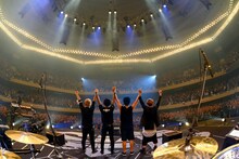 「SiM THE TOUR 2015 FiNAL -ONE MAN SHOW at BUDOKAN-」の様子。（撮影：半田安政[showcase]）